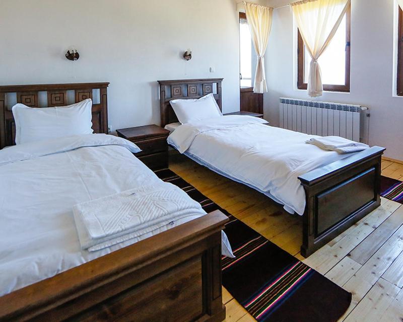 Калпаците - Kalpacite Guest Houses Skrebatno Екстер'єр фото